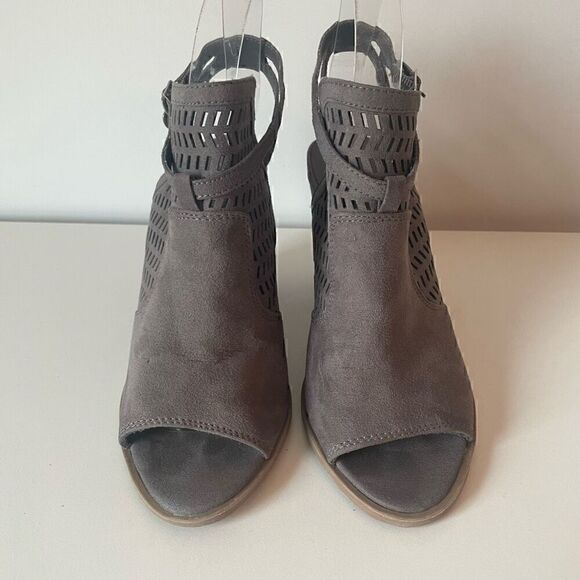 American Eagle Womens Sandals Size 6.5 Grey Laser Cut Peep Toe Sling Back Heels - Picture 2 of 7